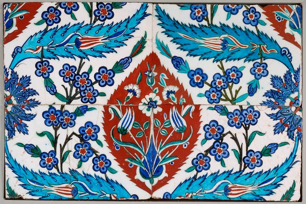 Lale ve bahar çiçeği desenli, kobalt mavisi, turkuaz ve mercan kırmızısı dört karolu çini pano