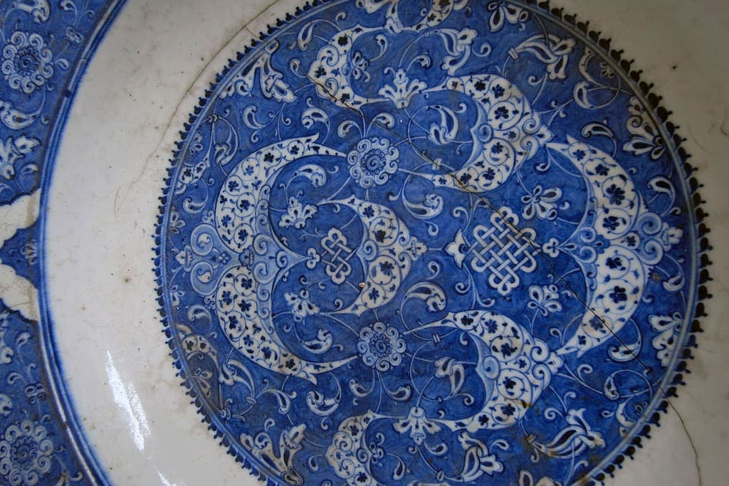 Kobalt mavisi ve beyaz, kıvrık dal desenli eski bir İznik çini tabağı