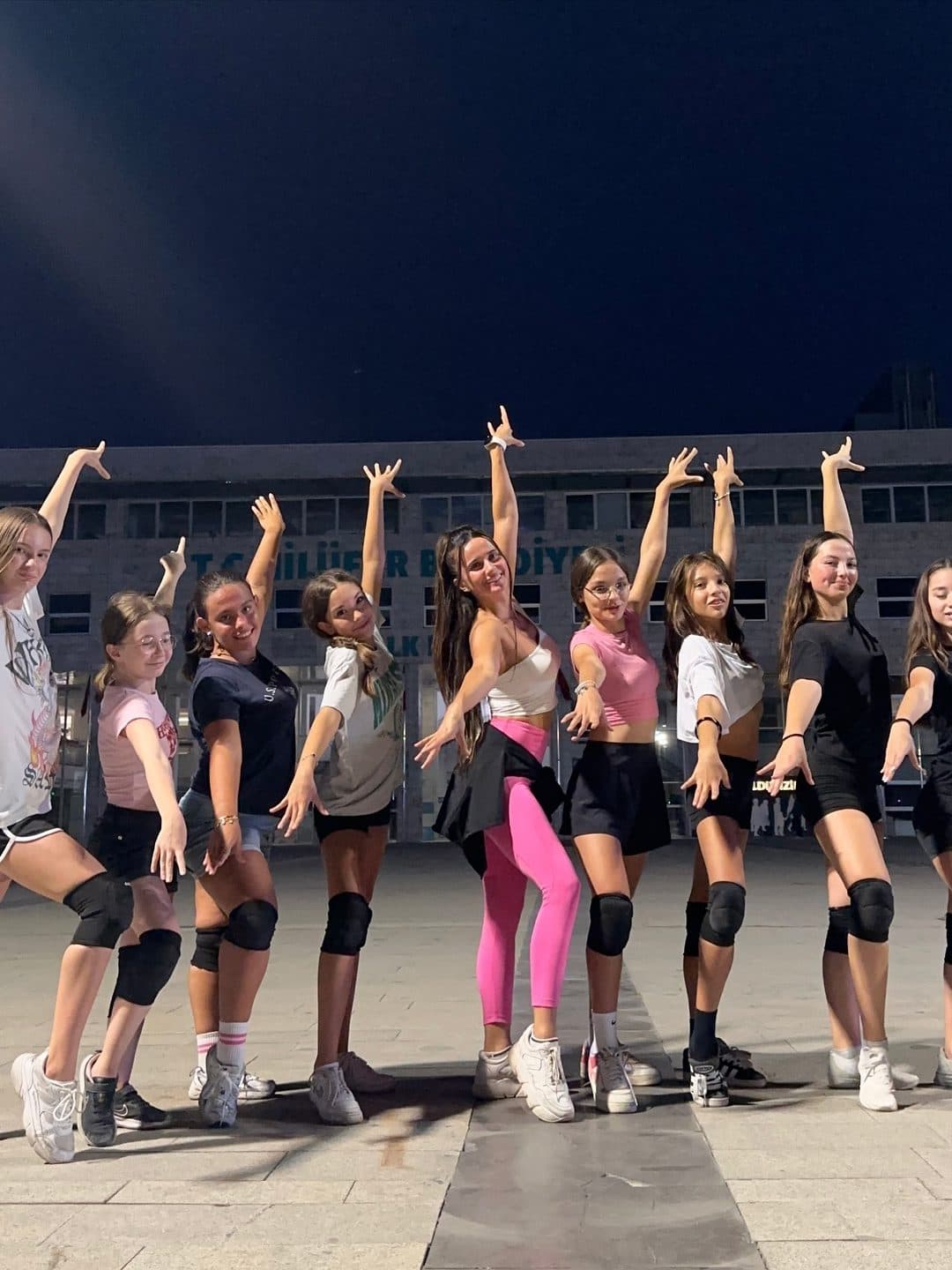 Grup halinde hip hop koreografisi yapan genç dansçılar