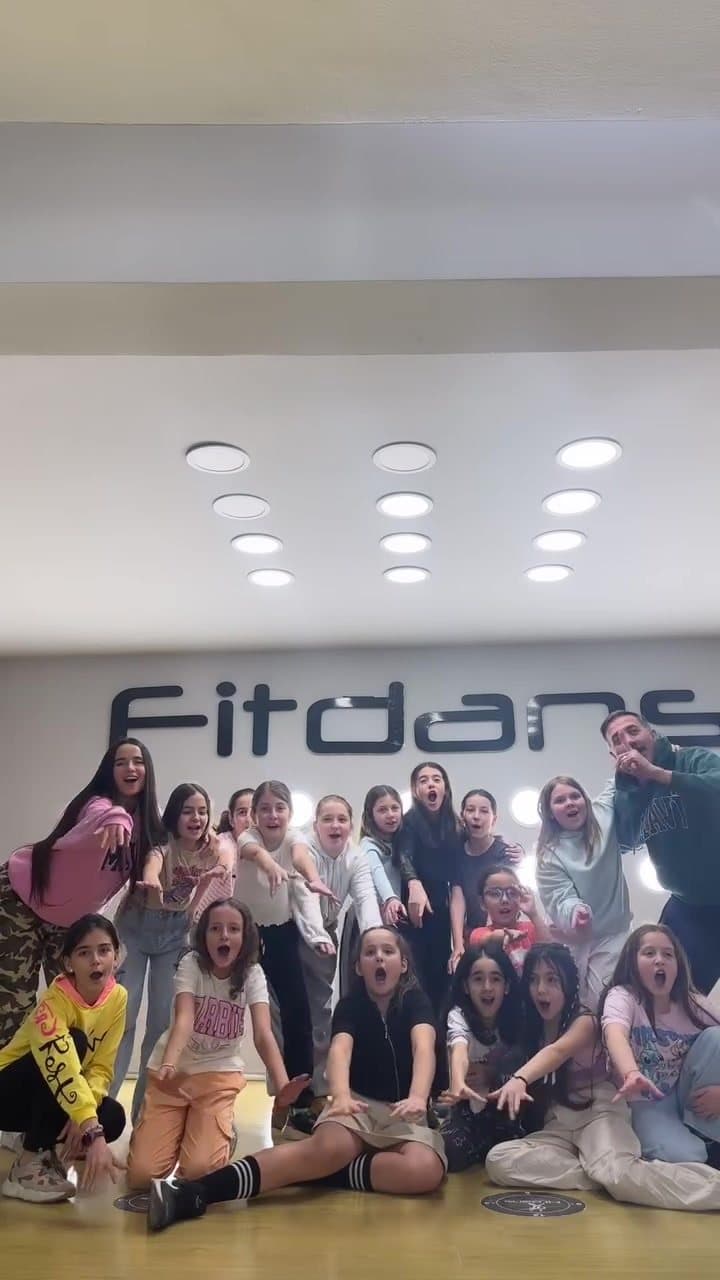 Sahnede el ele tutuşmuş minik dansçılar