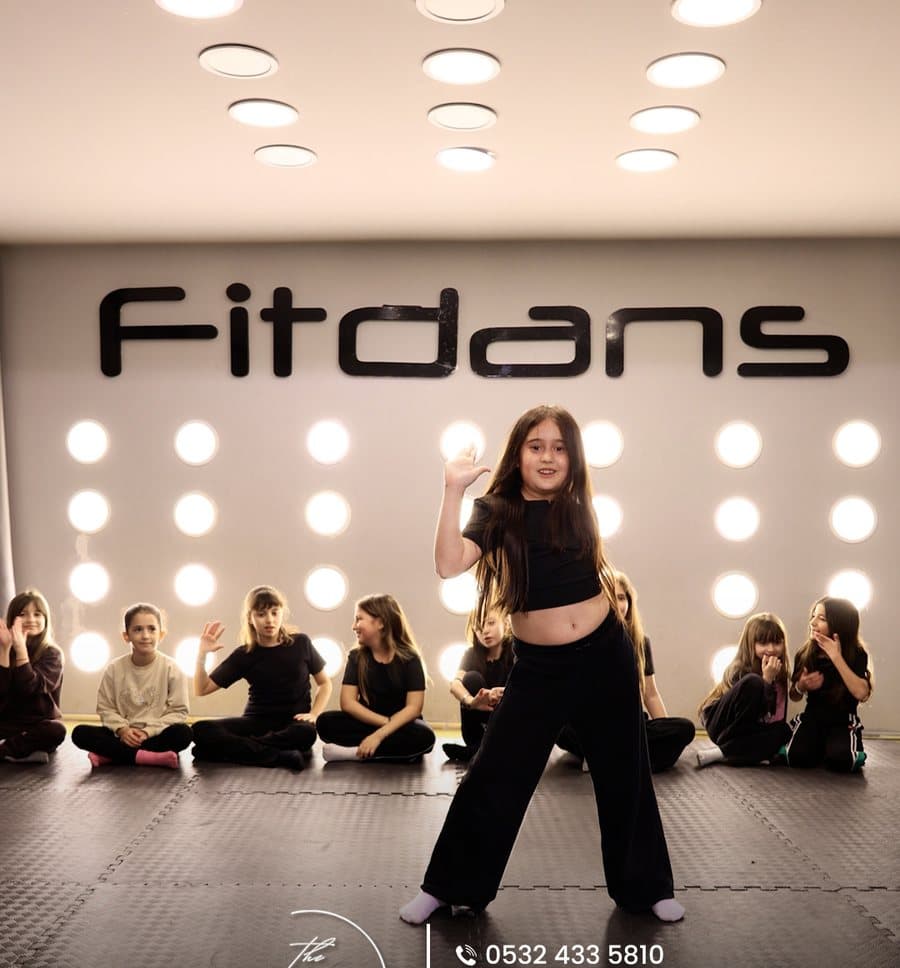 Stüdyoda oryantal figürü çalışan dansçı