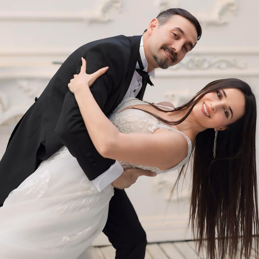 Tango kucaklaşmasında birbirine yaslanmış bir çift