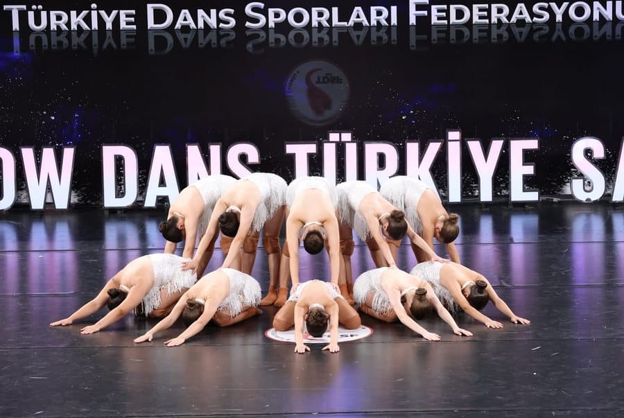 Yarışma pistinde latin dansı programı sergileyen çift