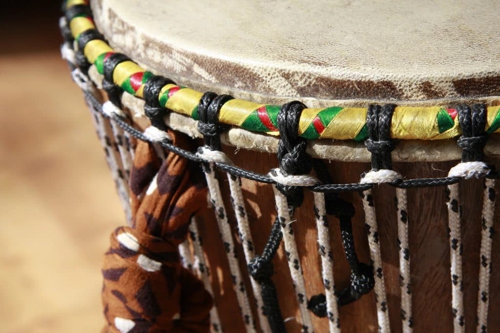İpleri ve deri gövdeleriyle yan yana dizilmiş djembe davullar