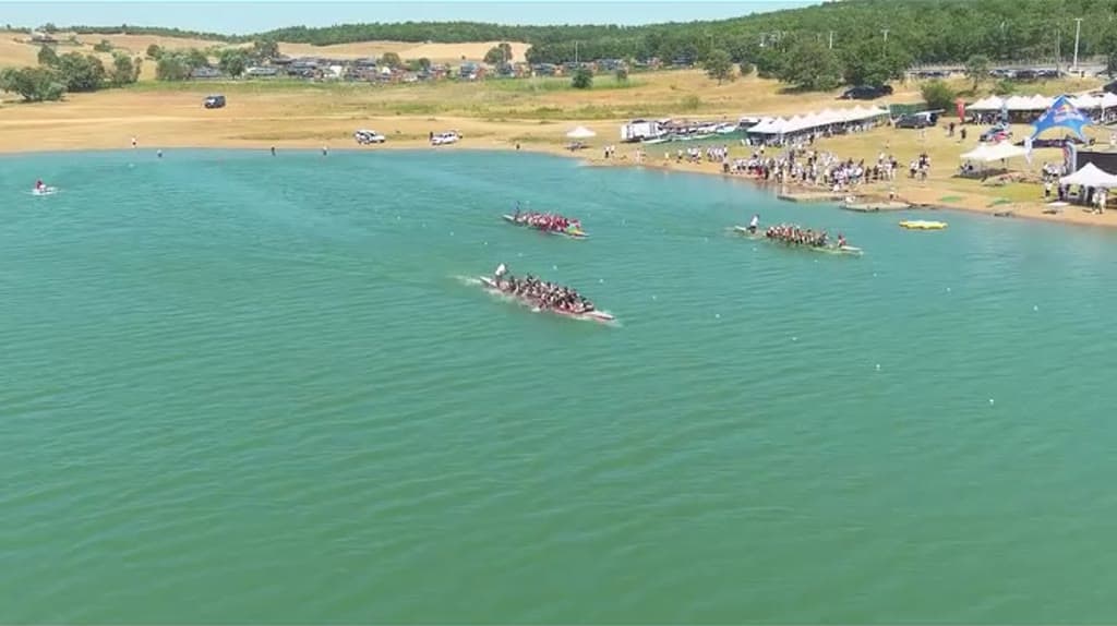 Gölde yan yana yarışan dragon boat tekneleri